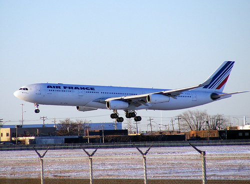 為になるの？こんな雑学！【飛行機で電子機器】