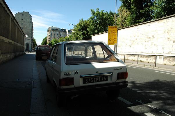 駐車違反の車にぶつけた！どっちが悪い？