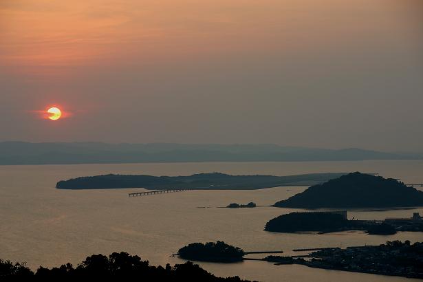 夕焼けの太陽が大きく見える訳